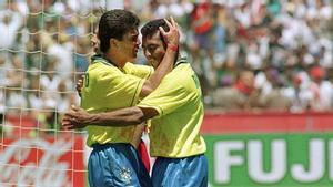 Romário y Bebeto celebran un gol juntos con la selección brasileña