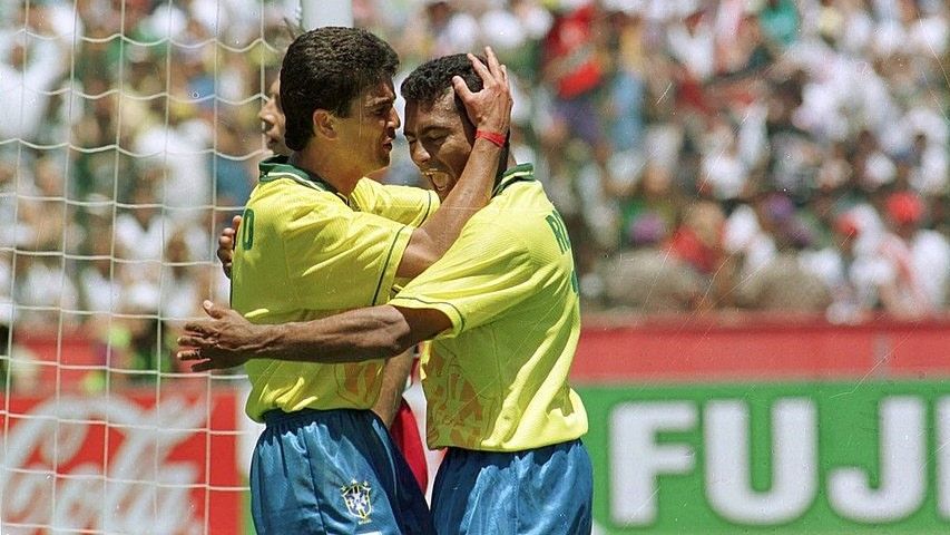 Romário y Bebeto celebran un gol juntos con la selección brasileña