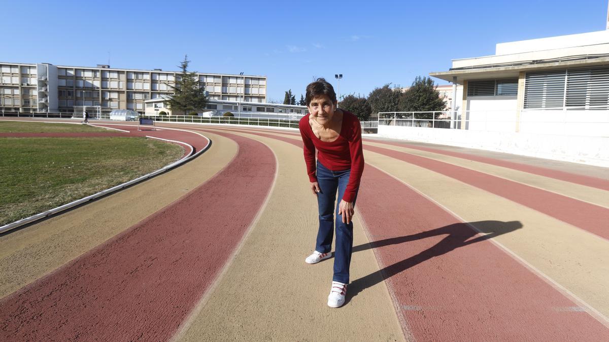 Montse Abelló, en la pista de atletismo de la Universidad de Zaragoza.