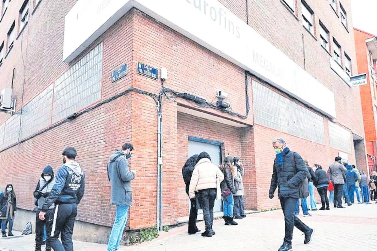 Decenas de personas esperan a la entrada de los laboratorios de Eurofins Megalab en Madrid, a finales de 2020, para hacerse la PCR.