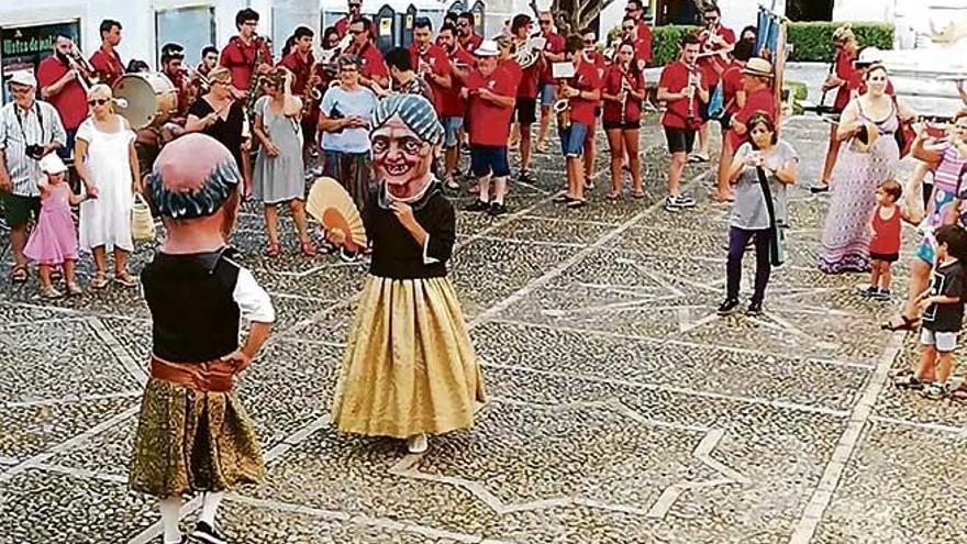 Tradicional &#039;cercavila&#039; en la recta final de las animadas fiestas de Sant Salvador de Artà