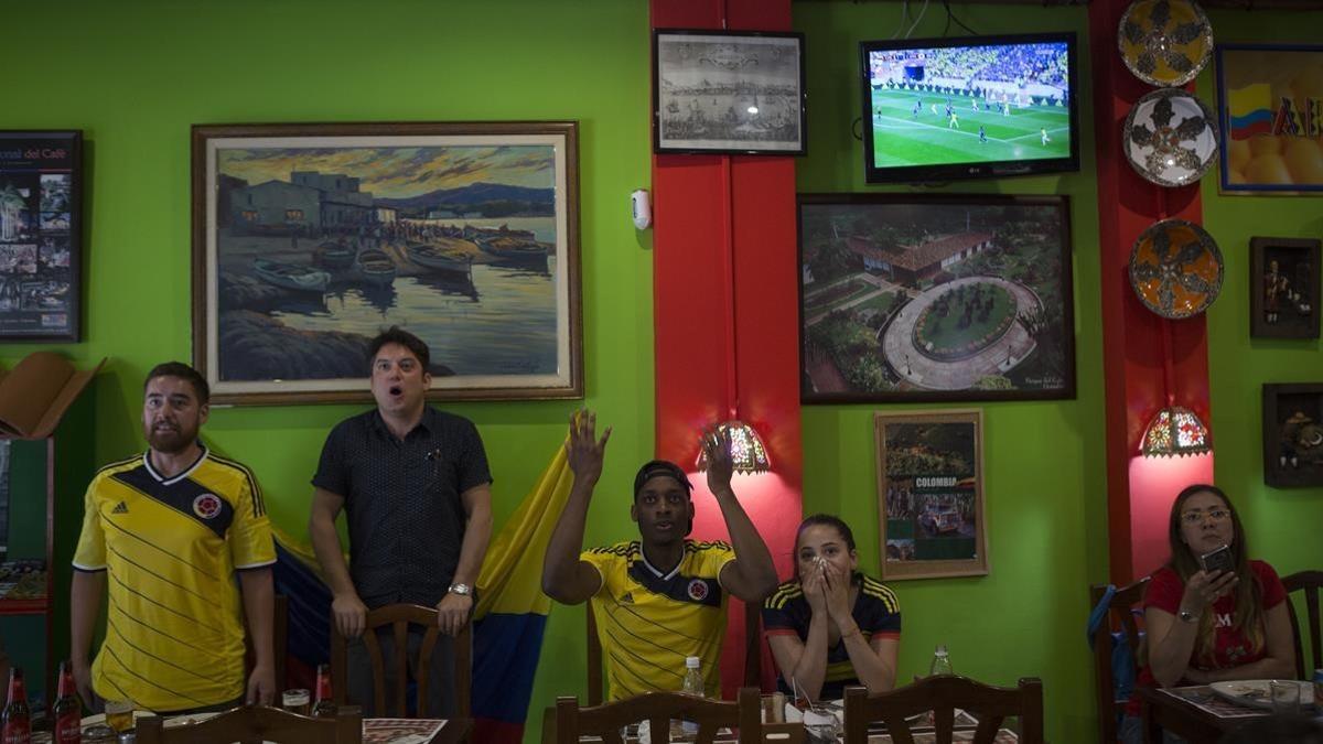 Aficionados de Colombia, en el bar Arepazo de Barcelona.