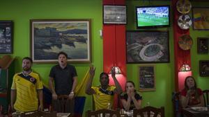 Aficionados de Colombia, en el bar Arepazo de Barcelona.
