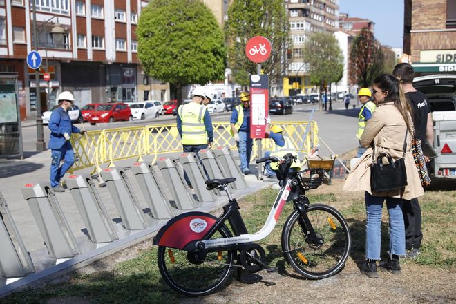 En imágenes: Arranca la instalación de las nuevas estaciones de la red de bicicletas eléctricas en Gijón