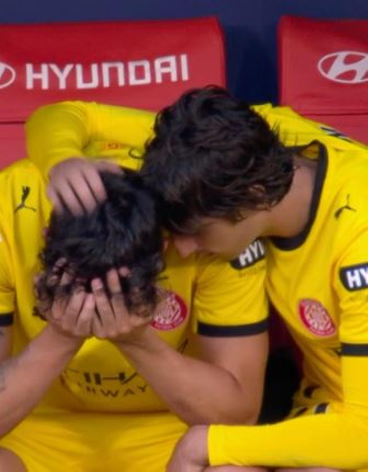 Alejandro Francés, destrozado tras retirarse lesionado con el Girona y perder contra el Atlético. Bryan Gil, a su lado, le consuela
