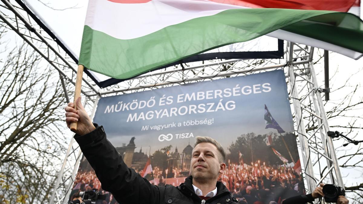 Peter Magyar, presidente del Partido Tisza, de la oposición húngara, ondea una bandera nacional en un mitin