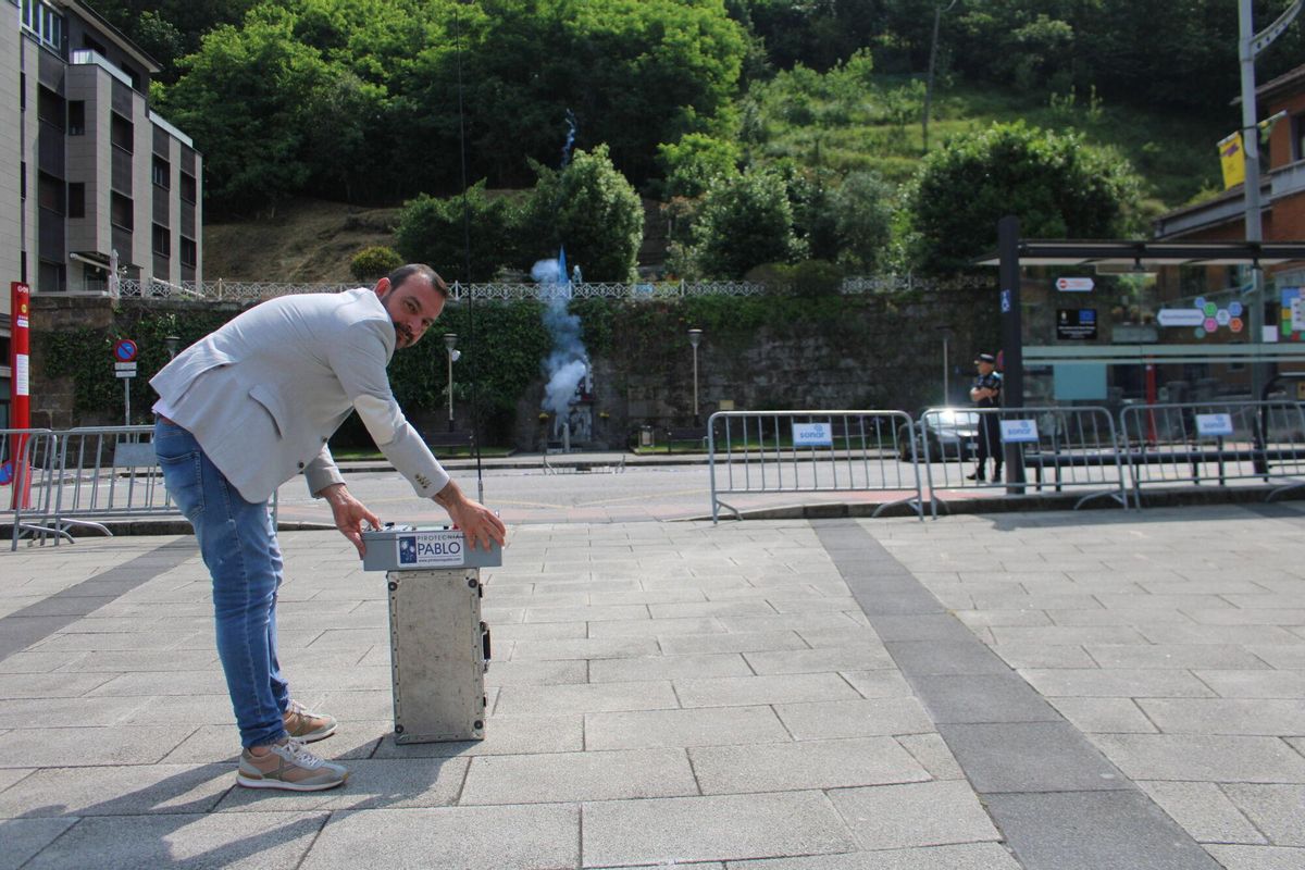 El Alcalde, Manuel Ángel Álvarez, en el momento de disparar el "barrenazu" desde la plaza del Ayuntamiento.