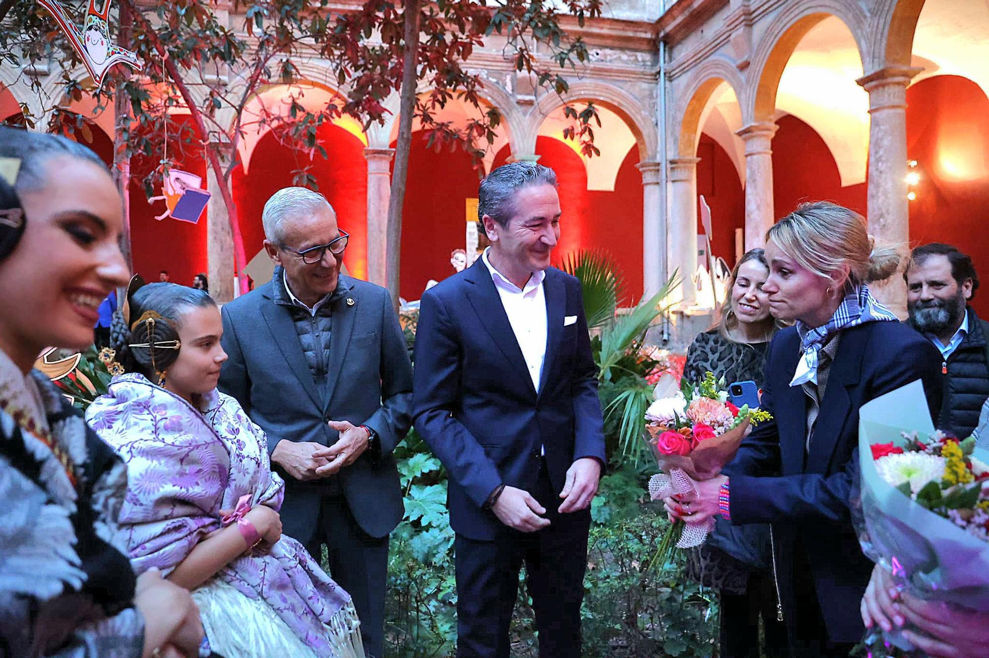 Nicolás Bugeda, gerente del Consorci de Museus de la Comunitat Valenciana (CMCV) con las falleras mayores.