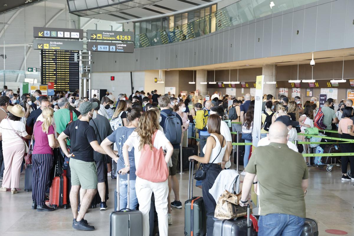 Valencia. Colas en el aeropuerto de Manises. AEROPUERTO MANISES . VALENCIA . TURISTAS . COLAS DE PASAJEROS PARA EMBARQUE