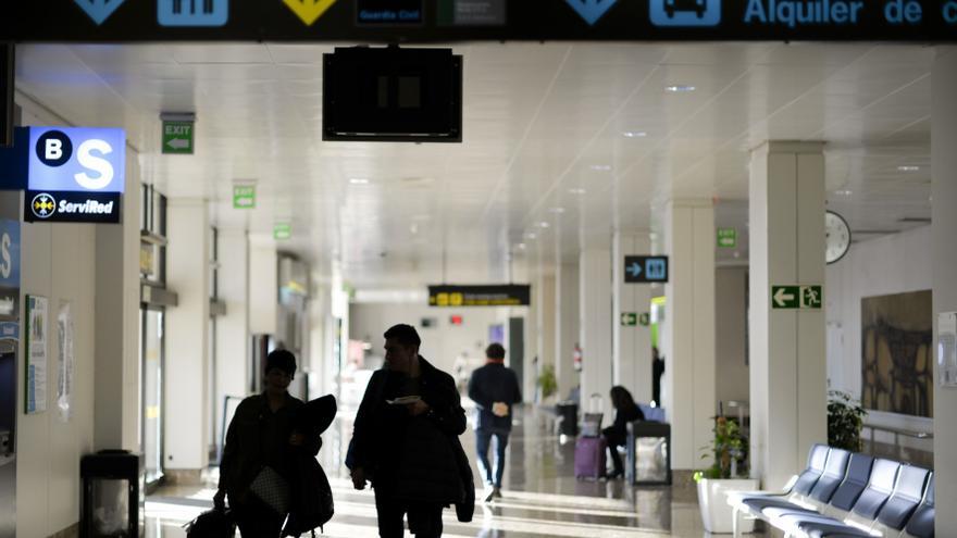 Enfado por el retraso de un vuelo Tenerife-Asturias hasta mañana