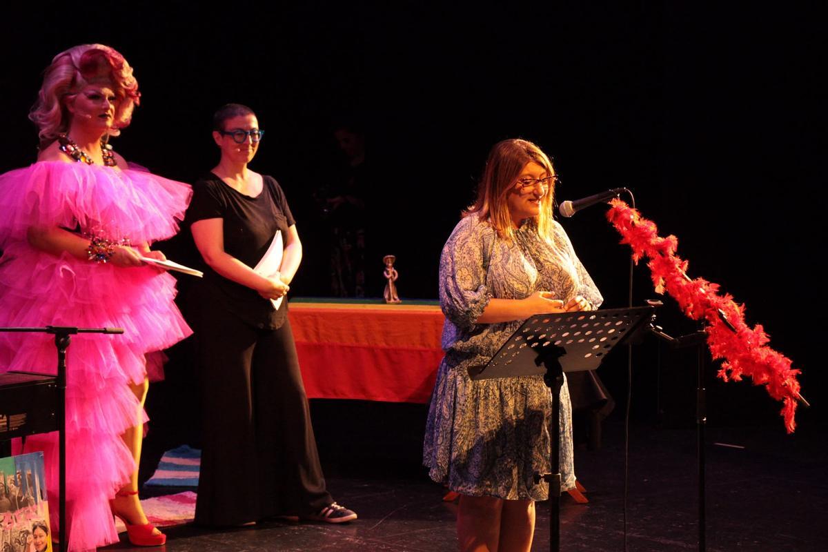 La portavoz de Ben Amics, Tatiana Casado, junto a las dos presentadoras esta tarde en el Teatre de Manacor.