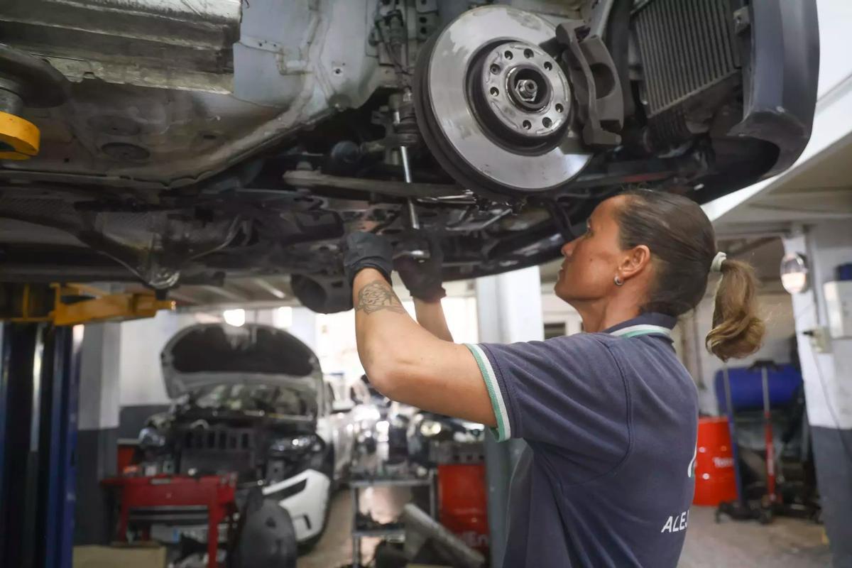 Reparación de un vehículos en un taller mecánico.
