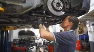 Reparación de un vehículos en un taller mecánico.