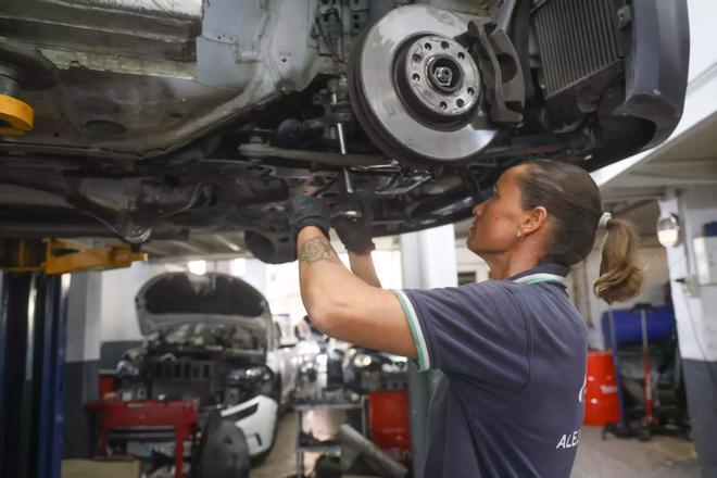 Reparación de un vehículos en un taller mecánico.