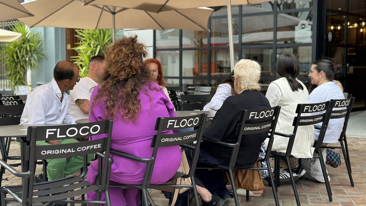 Un grupo de amigos disfruta en la terraza de Floco en pleno centro.