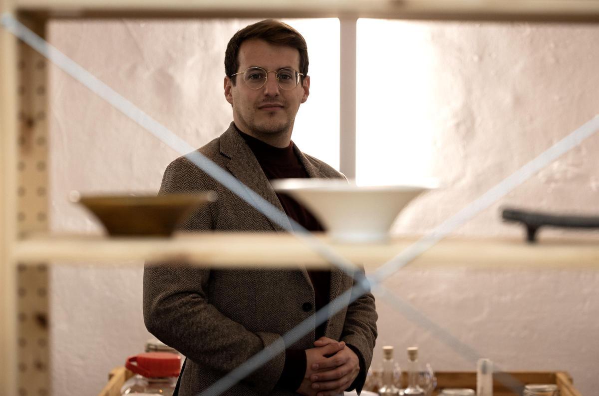 Pueyo, entre las estanterías de Gente Rara.