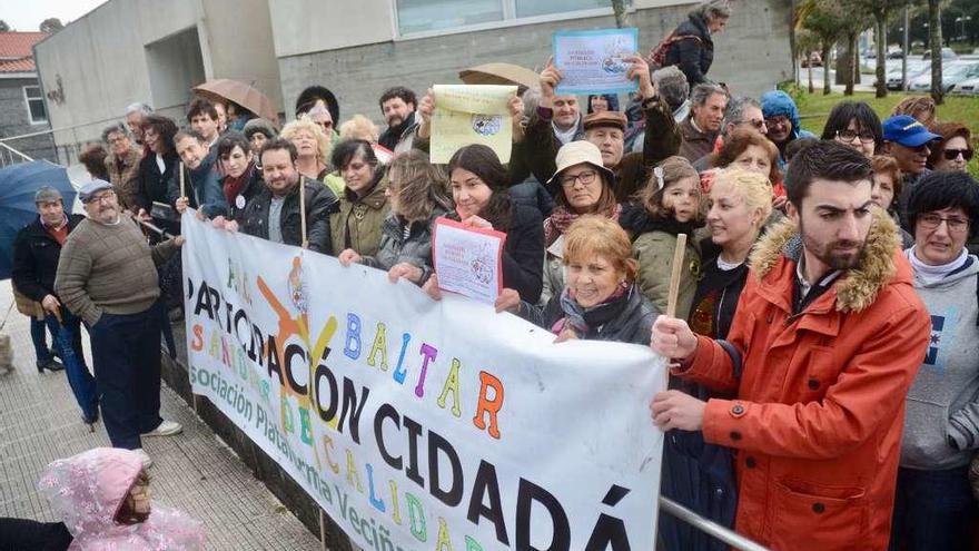 Un aspecto de la manifestación que concluyó ante el centro de salud de Baltar. // Rafa Vázquez