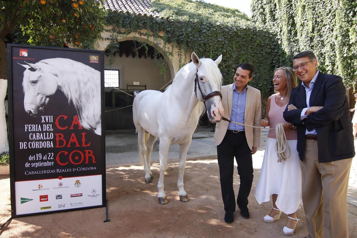 El alcalde de Córdoba, José María Bellido, la concejala Isabel Albás y el presidente de Córdoba Ecuestre, Rafael Blanco, en Caballerizas Reales.