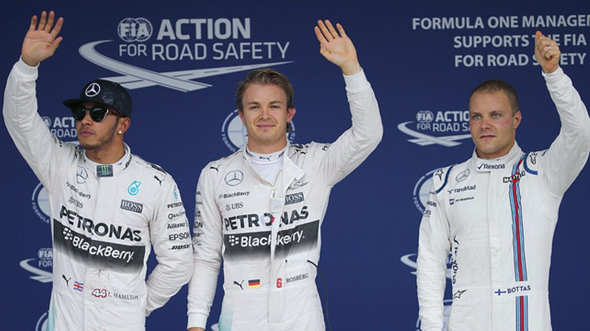 Nico Rosberg, escoltado por Lewis Hamilton y Valtteri Bottas, en Suzuka