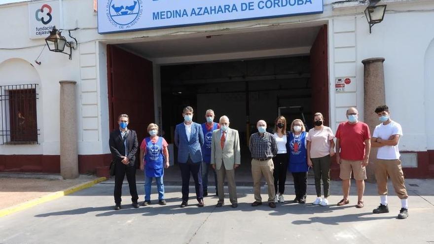 Voluntarios del Banco de Alimentos de Córdoba junto a miembros de las Fundaciones Cajasur.