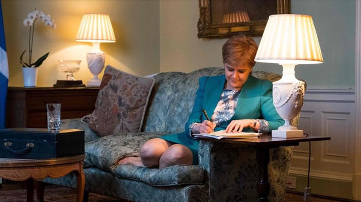 Nicola Sturgeon signa la carta a Theresa May sol·licitant el referèndum.