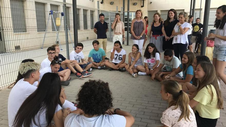 Adela Martínez-Cachá visita el campamento bilingüe de San Pedro del Pinatar.