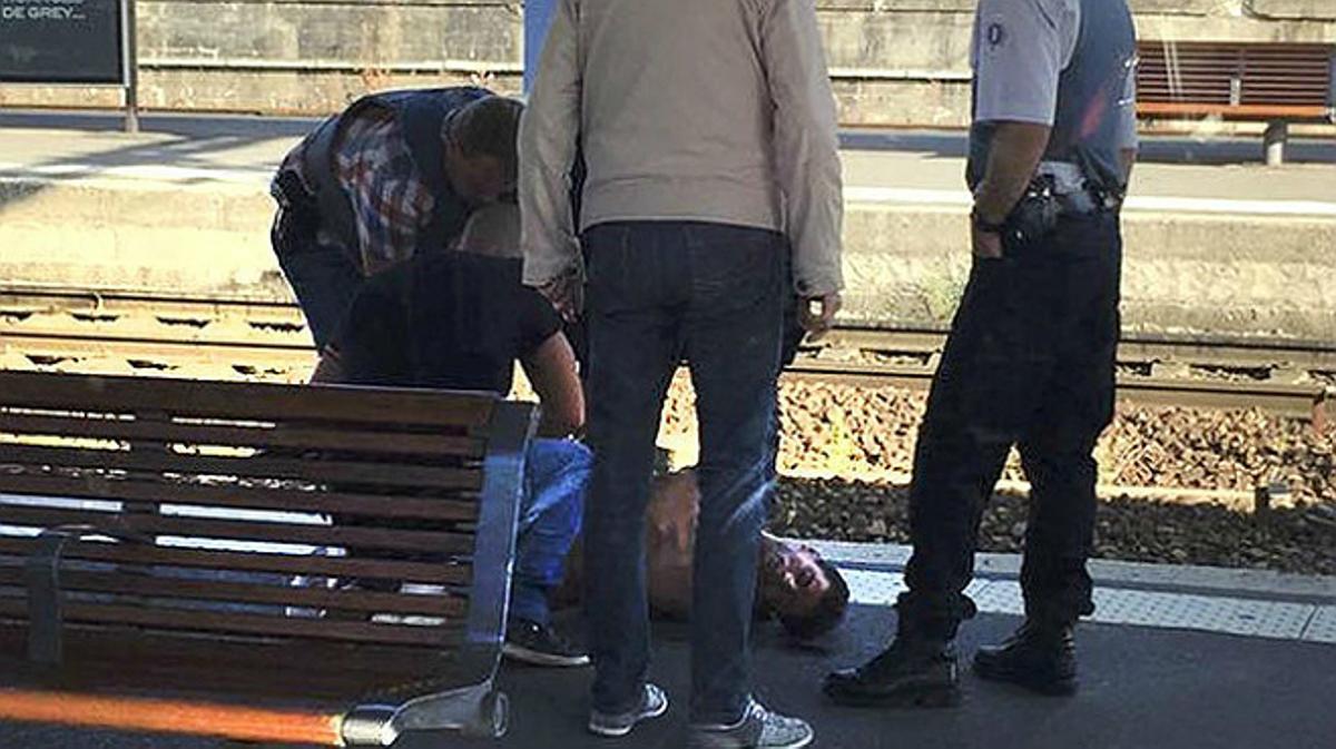 Imatges del terrorista reduït a l’interior del tren.