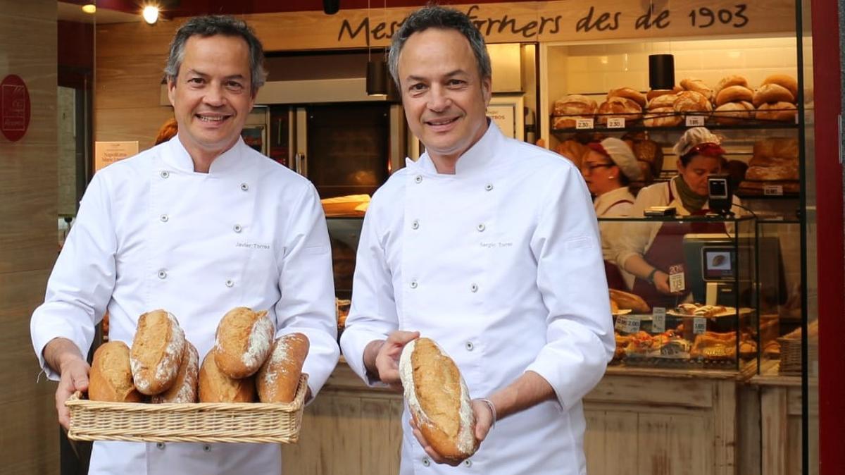 Los hermanos Torres, con el pan Catalina que se vende en Macxipa.