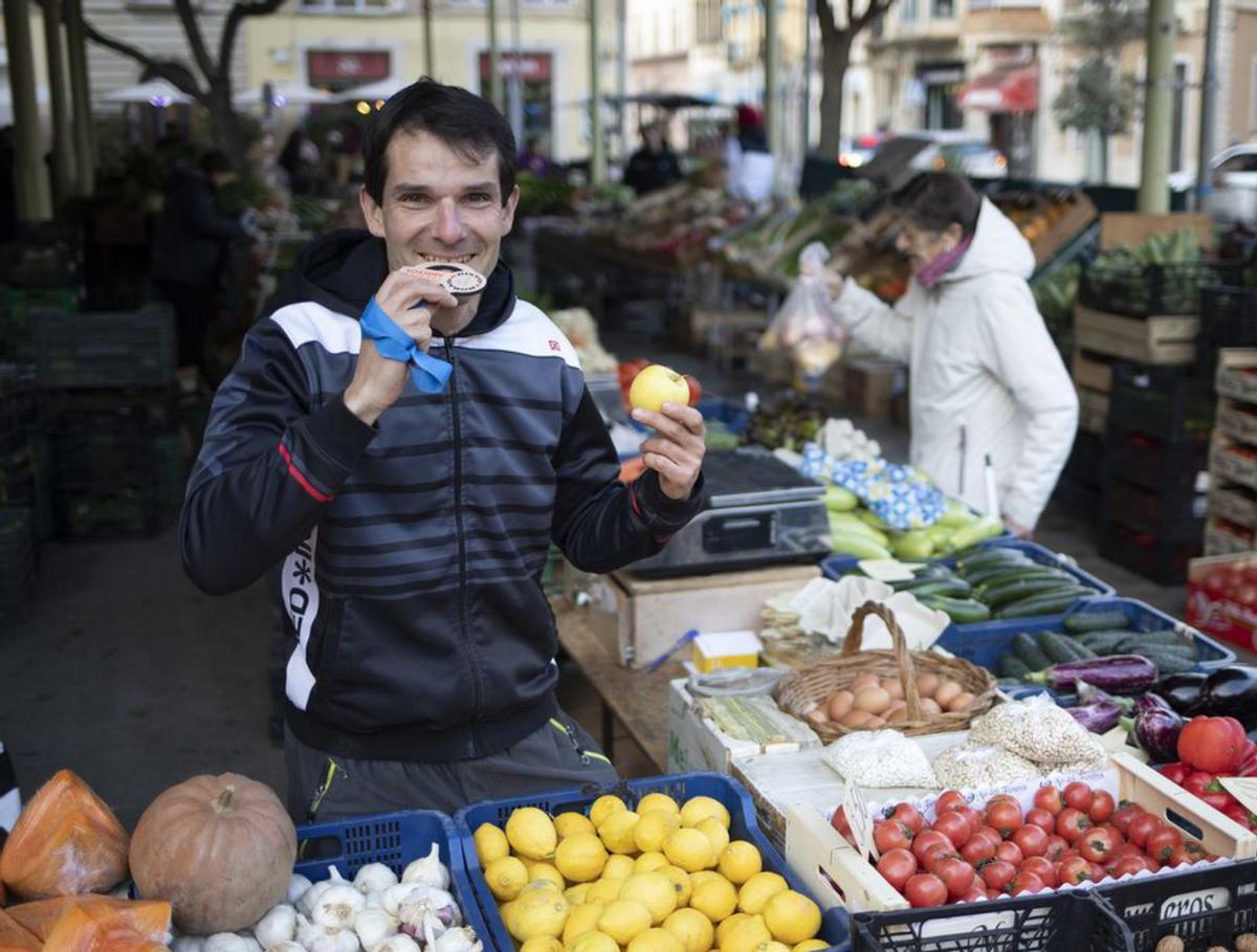 Pep Pagès,  saltant caixes de fruita a la plaça del Gra, de Figueres, on té la parada de verdura en una de les cantonades. | EDUARD MARTÍ