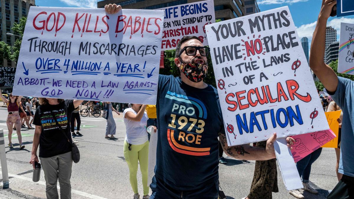 Manifestantes protestan en Tejas por la decisión que prohíbe el aborto