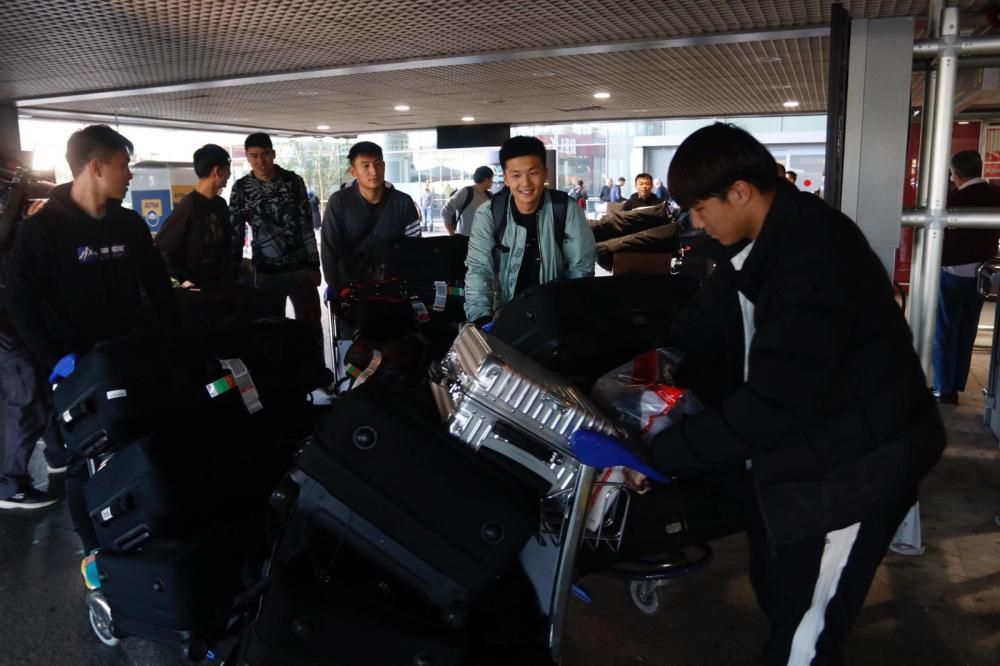 El equipo de fútbol de Wuhan aterriza en Málaga