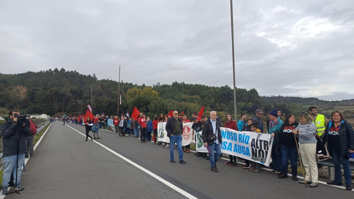 Participantes en la movilización sobre la presa de Portodemouros.