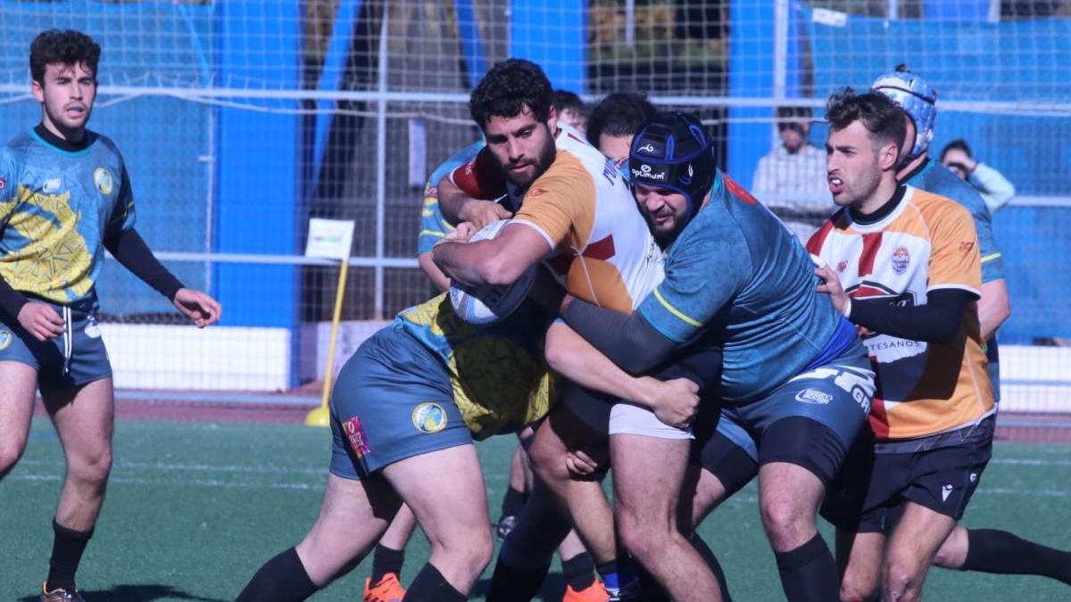 Una pugna por el balón en el derbi Mezquita-CRAC de rugby.