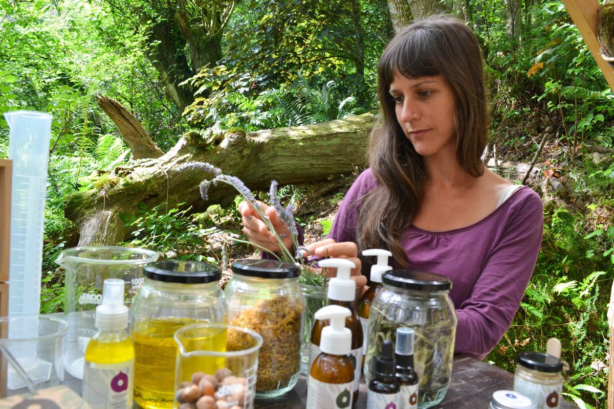 Celia Serrano con algunos de los ingredientes con los que trabaja así como algunos de sus productos.