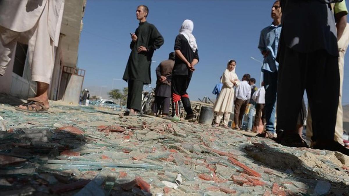 Restos del atentado de esta mañana contra el departamento antidroga en Kabul.