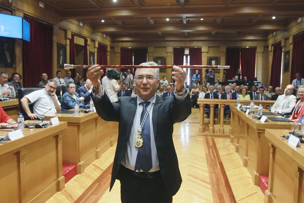 Luis Menor, con el bastón de mando tras ser investido presidente de la Diputación.