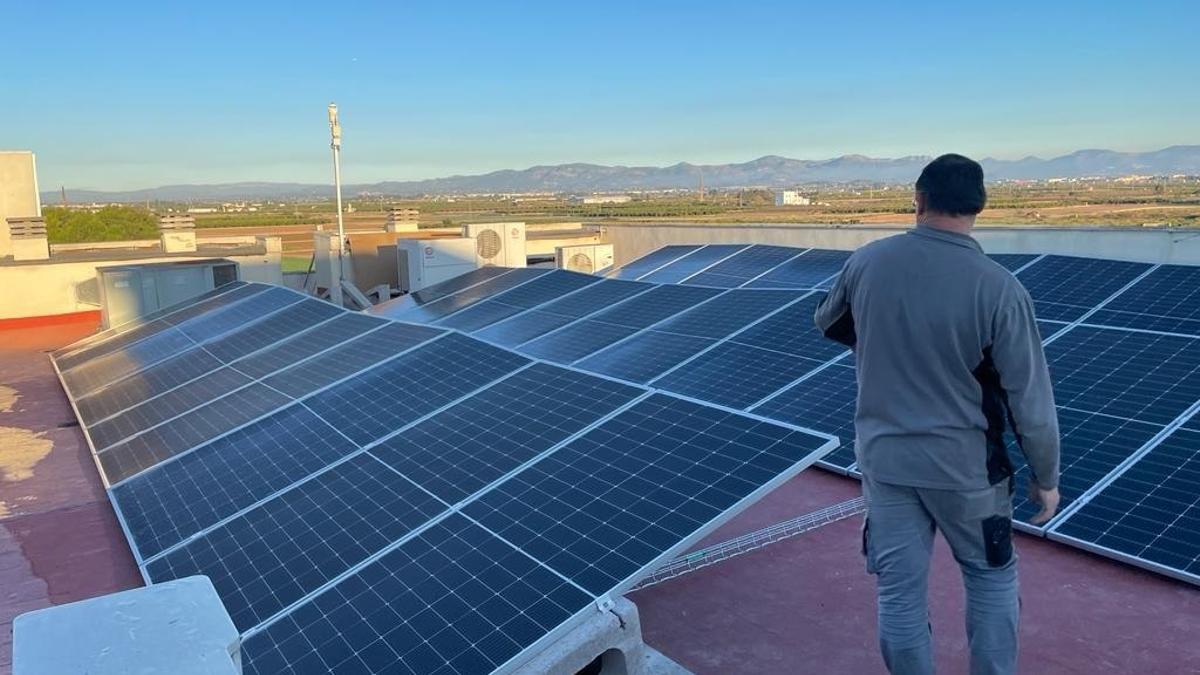 Las placas solares en una de las cubiertas de Foios