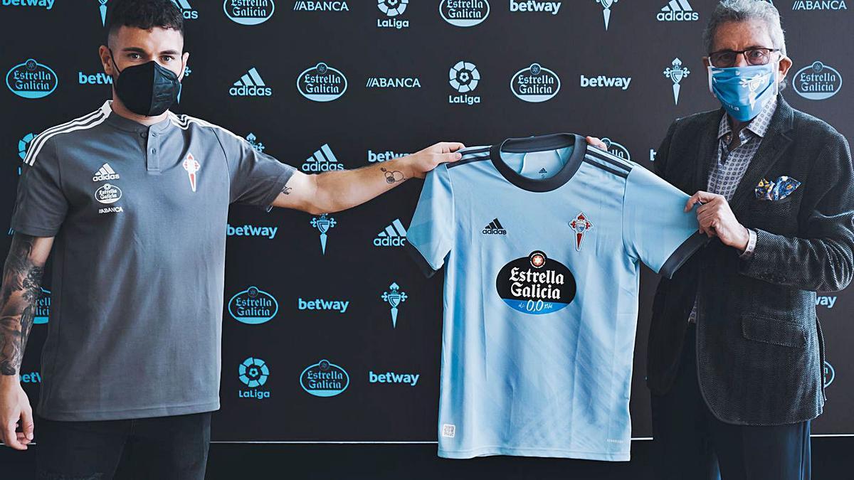 Javi Galán y Carlos Mouriño, durante la presentación del futbolista. // RC CELTA