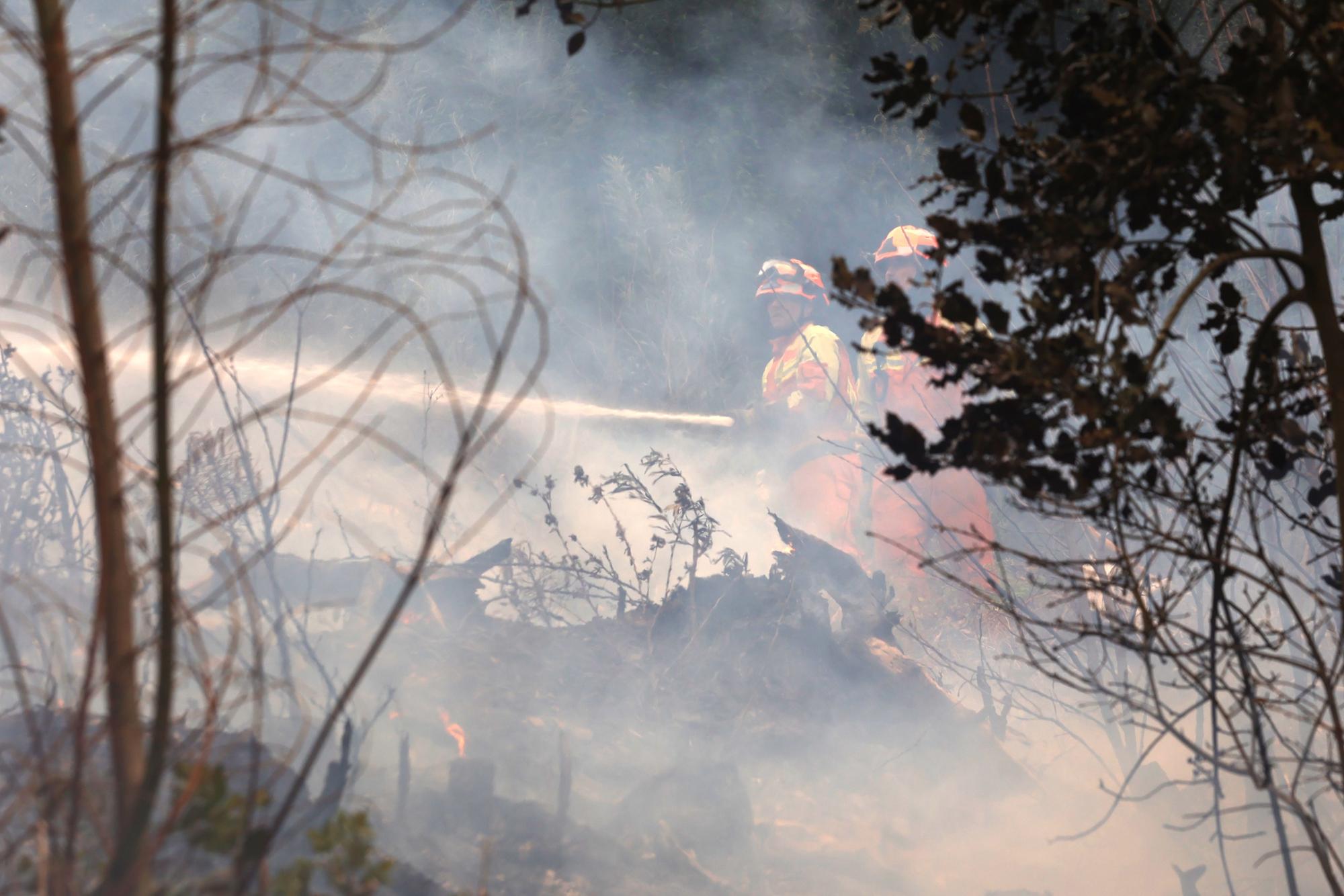 Dura lucha contra los incendios de Tineo y Valdés