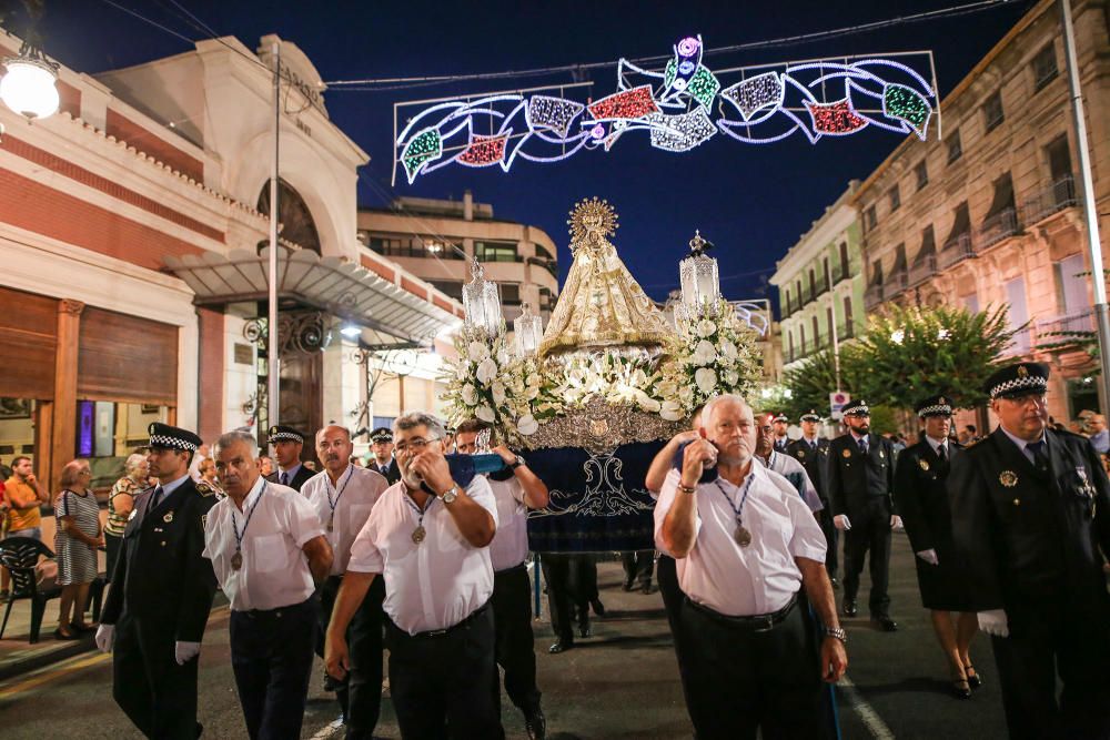 Los Armaos guían en Orihuela a la Virgen de Monserrate