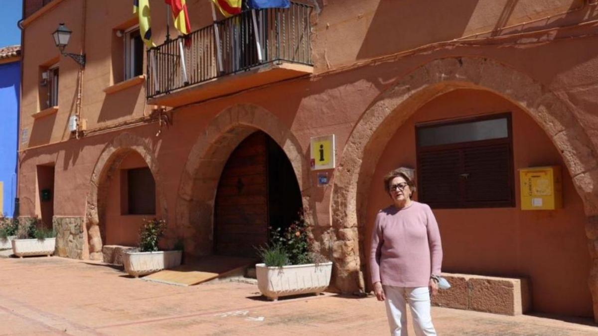 La alcaldesa, Felicidad Pérez, a las puertas del Ayuntamiento de Jaraba, que ha impulsado esta bolsa de viviendas. | AYUNTAMIENTO DE JARABA