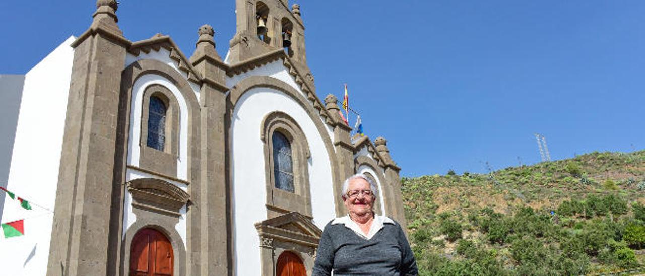 María Vega Quintana junto a la iglesia parroquial de Santa Lucía y muy cerca de la casa donde vive.