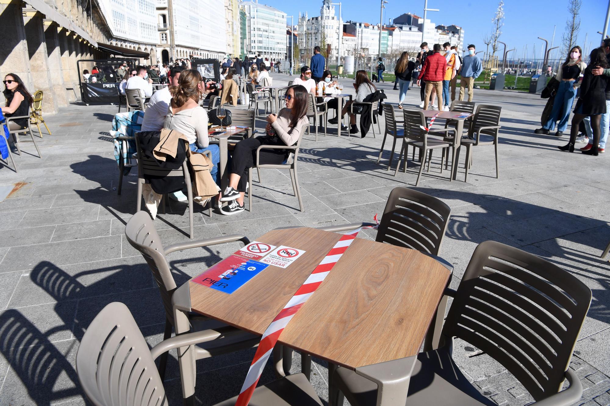 Sol, playa, paseos y terrazas llenas con señalización segura en A Coruña