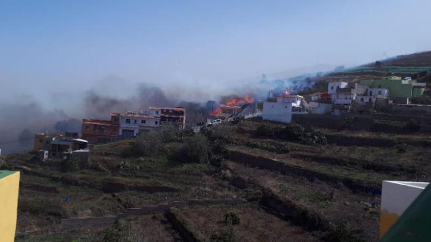 Los incendios obligan a evacuar a 1.400 personas en el Norte de Tenerife