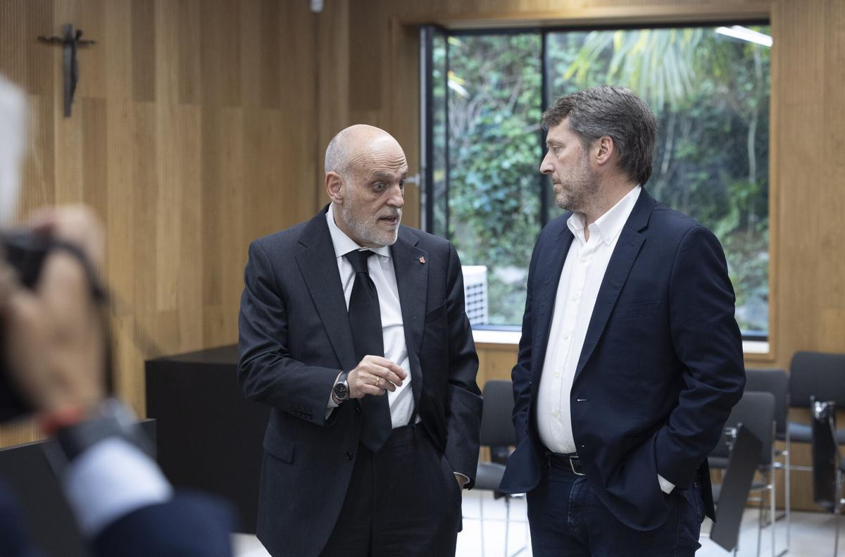 El presidente de LaLiga, Javier Tebas (i), ha reflexionado este jueves sobre el futuro del fútbol en un evento dirigido a antiguos alumnos de la Escuela de Ingeniería de la Universidad de Navarra en San Sebastián.