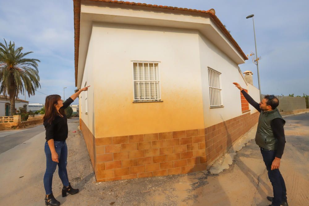 La obra realizada por la CHS en 2010 para evitar que el canal se inundara con caudales de las avenidas de las ramblas inunda tres barrio rurales de Pilar de la Horadada cuando hay lluvias torrenciales