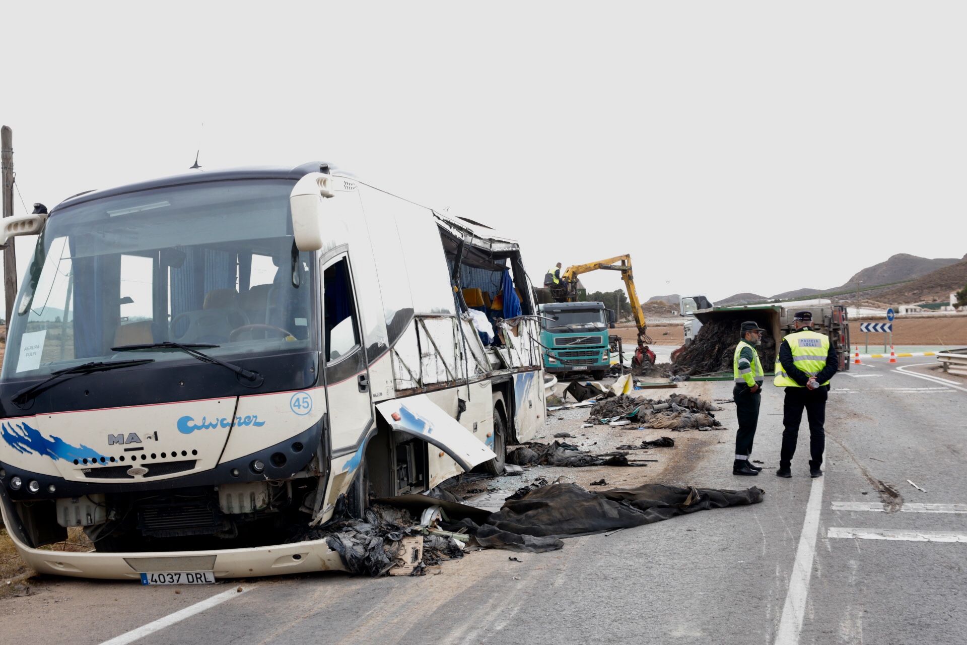 Las imágenes del accidente en el que una mujer ha fallecido y otros 13 han resultado heridos en Lorca