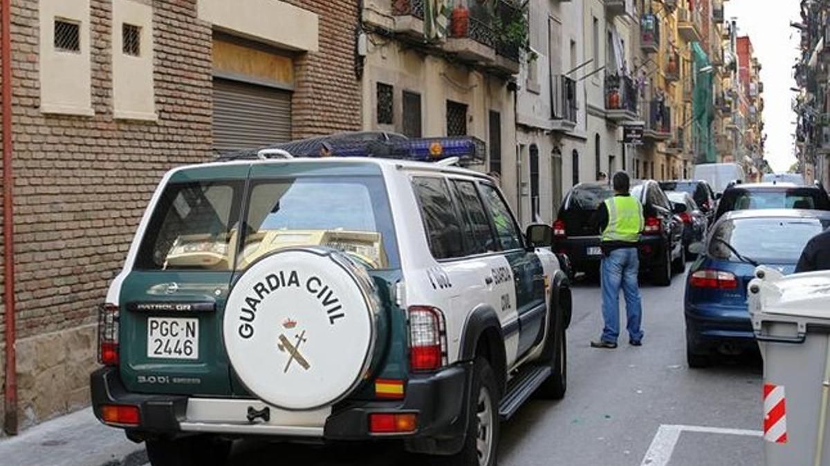 Un registro de la Guardia Civil en la Barceloneta, el pasado domingo. RICARD CUGAT