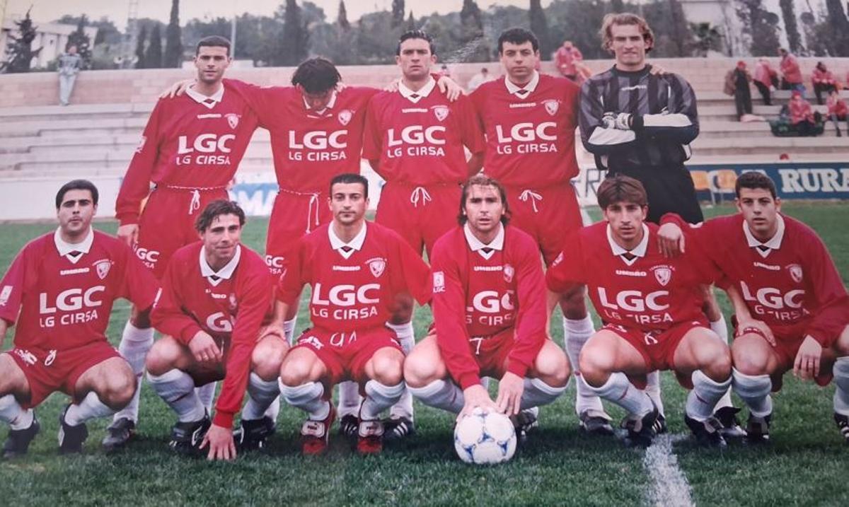 El segon de baix per l'esquerra amb el Terrassa el curs 98-99