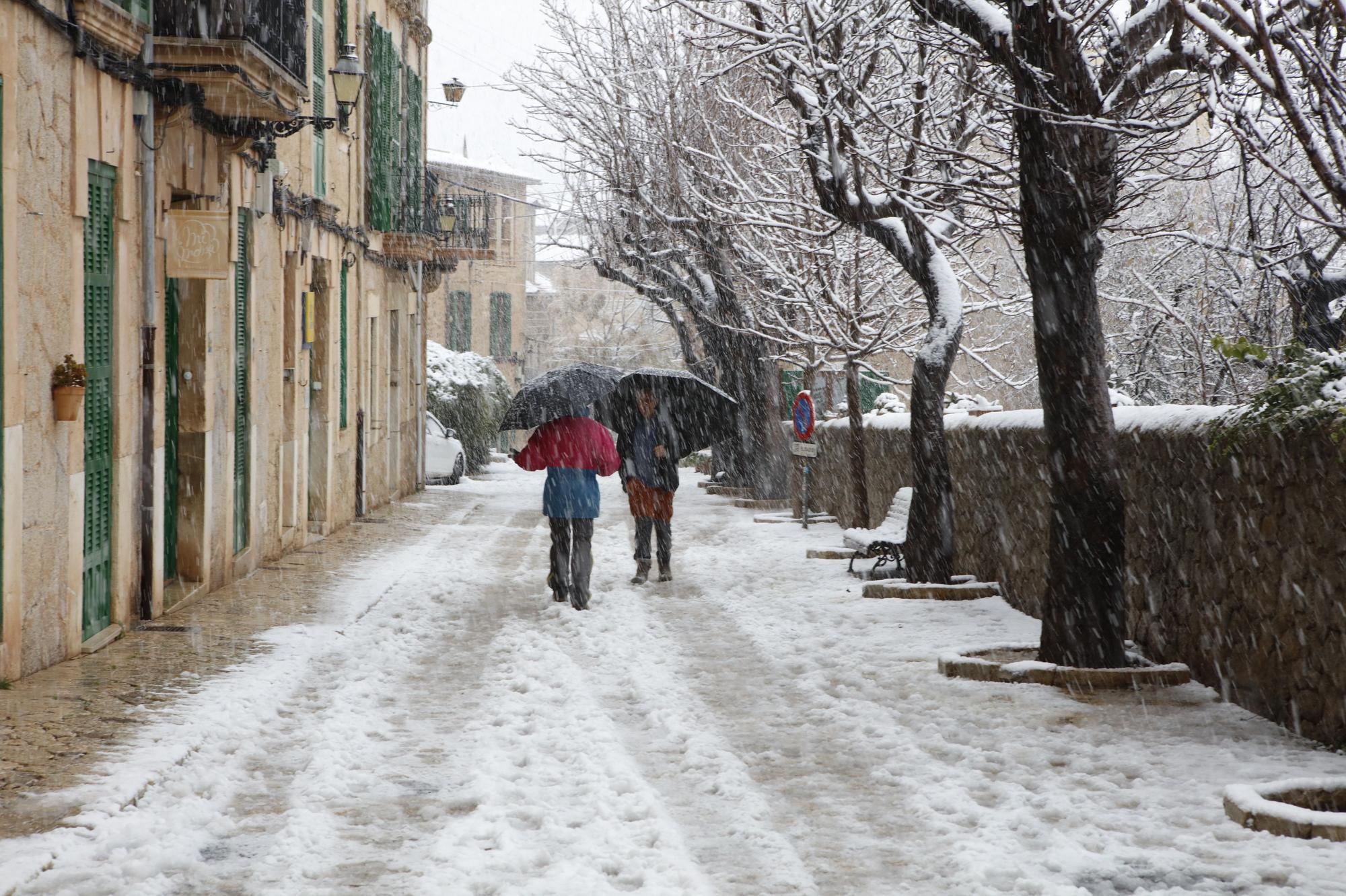 Malerisches Mallorca: Valldemossa im Schnee